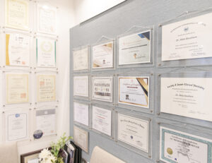 東京の根管治療専門外来、笠原デンタルオフィスで、「マイクロスコープがある＝精密治療」は間違い？拡大鏡との違いを専門医が解説