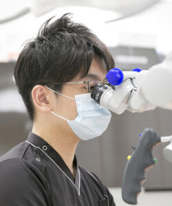 「根管治療後に薬の味がする」のは治療の失敗！？根管治療中の臭いと治療後の薬の漏れ、その原因と対処法