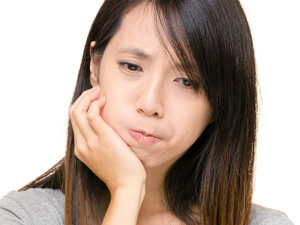 東京（江戸川区小岩）の根管治療専門外来｜笠原デンタルオフィスで、「根管治療後に薬の味がする」のは治療の失敗！？根管治療中の臭いと治療後の薬の漏れ、その原因と対処法について解説