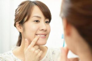 東京（江戸川区小岩）の根管治療専門外来｜笠原デンタルオフィスで、歯茎のデキモノ（サイナストラクト）は潰したら治る？自然に治る？サイナストラクトの危険性と正しい対処法について解説