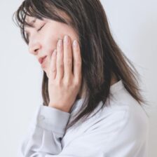 東京（江戸川区小岩）の根管治療専門外来｜笠原デンタルオフィスで、「根管治療後に薬の味がする」のは治療の失敗！？根管治療中の臭いと治療後の薬の漏れ、その原因と対処法について解説