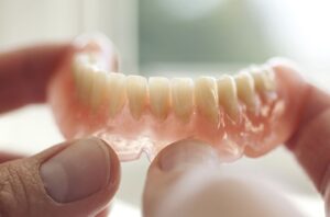 更年期で歯がボロボロに？歯の痛み・歯ぐきの腫れ・歯の脆弱化の原因と治療法