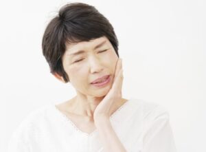 東京（江戸川区小岩）の根管治療専門外来｜笠原デンタルオフィスで、更年期で歯がボロボロに？歯の痛み・歯ぐきの腫れ・歯の脆弱化の原因と治療法について解説