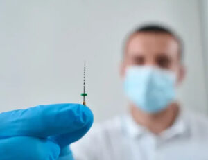 東京（江戸川区小岩）の根管治療専門外来｜笠原デンタルオフィスで、【根管治療中の偶発】折れたリーマー（ファイル）が根管内に残った！治療の失敗？原因と精密な除去・対処法を解説