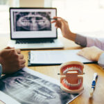 東京の根管治療専門外来、笠原デンタルオフィスで、「根管治療で歯を残す」VS「早めに抜いてインプラント」。歯の未来を決める選択を専門医が解説