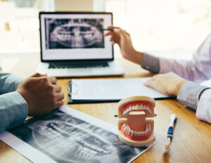 東京（江戸川区小岩）の根管治療専門外来｜笠原デンタルオフィスで、残せる歯・抜くべき歯の境界線と、抜歯宣告を覆す精密診断について解説