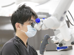 東京の根管治療専門外来、笠原デンタルオフィスで、「根管治療で歯を残す」VS「早めに抜いてインプラント」。歯の未来を決める選択を専門医が解説