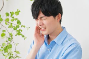 東京の根管治療専門外来、笠原デンタルオフィスで、「歯根破折」を放置するとどうなる？骨消失のリスクと、「精密診断」の重要性を専門医が解説