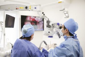 東京の根管治療専門外来、笠原デンタルオフィスで、「マイクロスコープがある＝精密治療」は間違い？拡大鏡との違いを専門医が解説