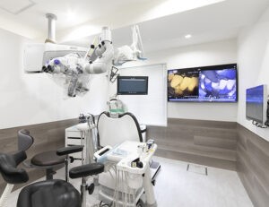 東京の根管治療専門外来、笠原デンタルオフィスで、「マイクロスコープがある＝精密治療」は間違い？拡大鏡との違いを専門医が解説