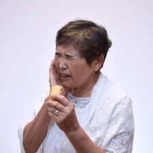 東京の根管治療専門外来、笠原デンタルオフィスで、「噛むと痛い」は歯根膜炎のサイン？神経を取ったはずの歯が痛む理由と対策を専門医が解説