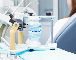 東京の根管治療専門外来、笠原デンタルオフィスで、歯牙移植後に「噛むと痛い」のは失敗？原因別の対処法について解説