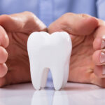 東京の根管治療専門外来、笠原デンタルオフィスで、「感染根管治療」って何？普通の根管治療と何が違うの？再発を繰り返す理由と、抜歯を回避する方法について解説