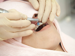 東京の根管治療専門外来、笠原デンタルオフィスで、根管治療後の再発リスクを下げる被せ物は？素材別の「平均寿命」と再発リスクについて解説