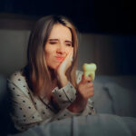 東京の根管治療専門外来、笠原デンタルオフィスで、歯が痛くて寝れない！薬も効かないのはもう手遅れ？激痛の正体と今すぐできる対処法について解説