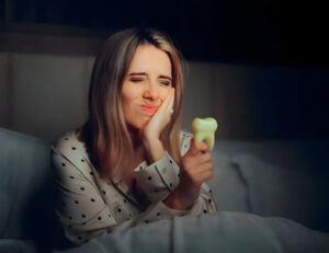 東京の根管治療専門外来、笠原デンタルオフィスで、歯が痛くて寝れない！薬も効かないのはもう手遅れ？激痛の正体と今すぐできる対処法について解説