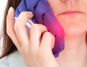 東京の根管治療専門外来、笠原デンタルオフィスで、歯が痛くて寝れない！薬も効かないのはもう手遅れ？激痛の正体と今すぐできる対処法について解説