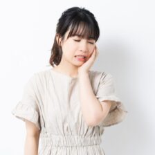 東京の根管治療専門外来、笠原デンタルオフィスで、神経を抜いた歯が「痛痒い」のはなぜ？再感染から歯根膜炎、歯の破折まで専門医が教える解決策について解説