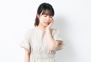東京の根管治療専門外来、笠原デンタルオフィスで、神経を抜いた歯が「痛痒い」のはなぜ？再感染から歯根膜炎、歯の破折まで専門医が教える解決策について解説